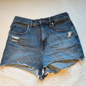 blue wash 💙 distressed denim shorts 
uniqlo ~ uniqlo jeans